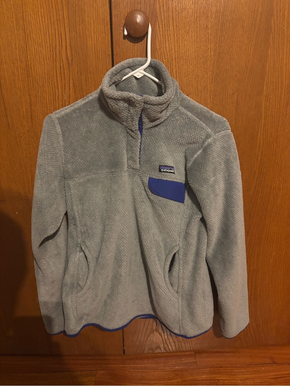 Patagonia Woman’s ' Light Gray Fleece Pullover Jacket with Blue Trim